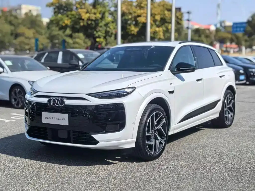 Audi Q6L e-tron — фото 1