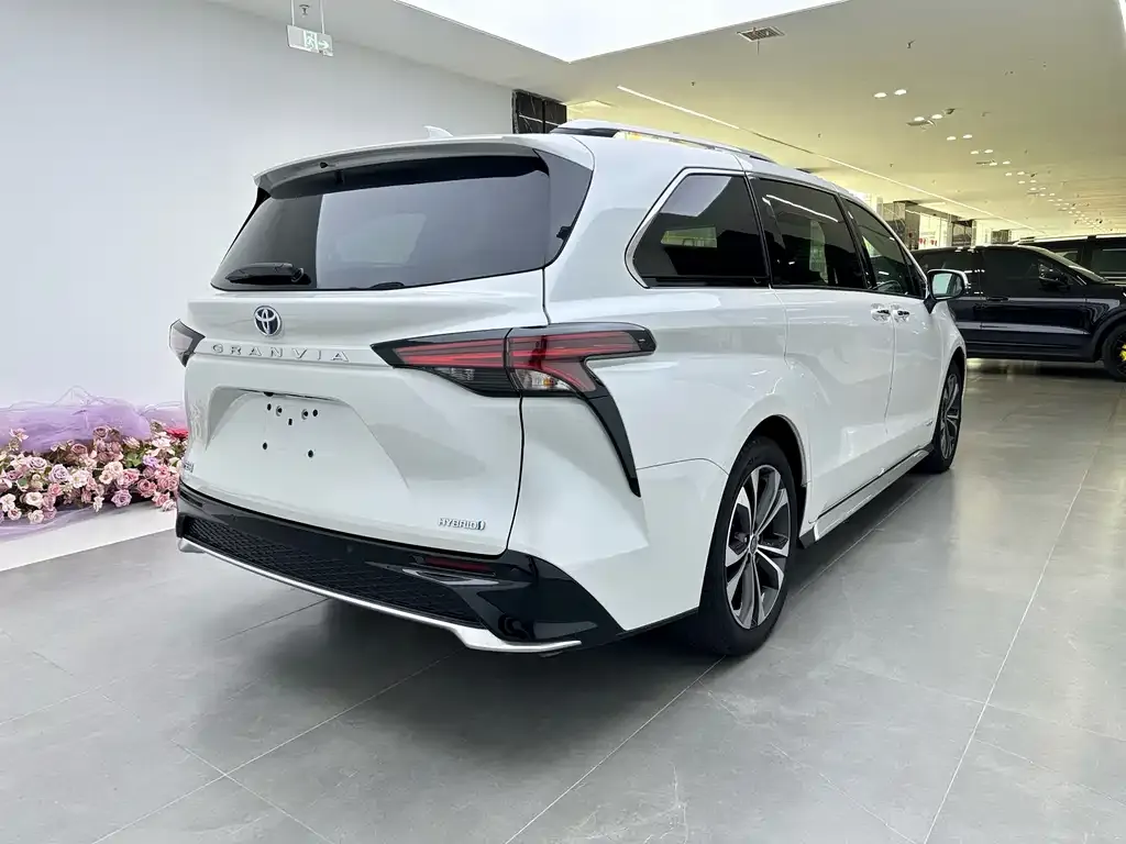 Toyota Granvia — фото 2