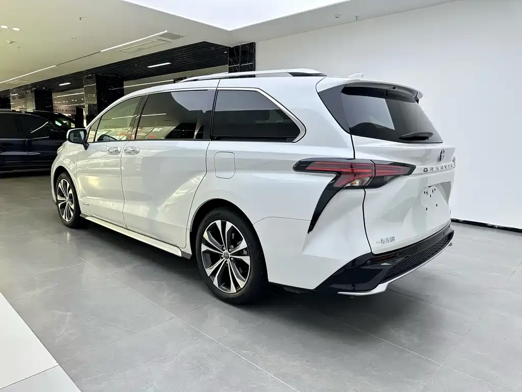 Toyota Granvia — фото 8