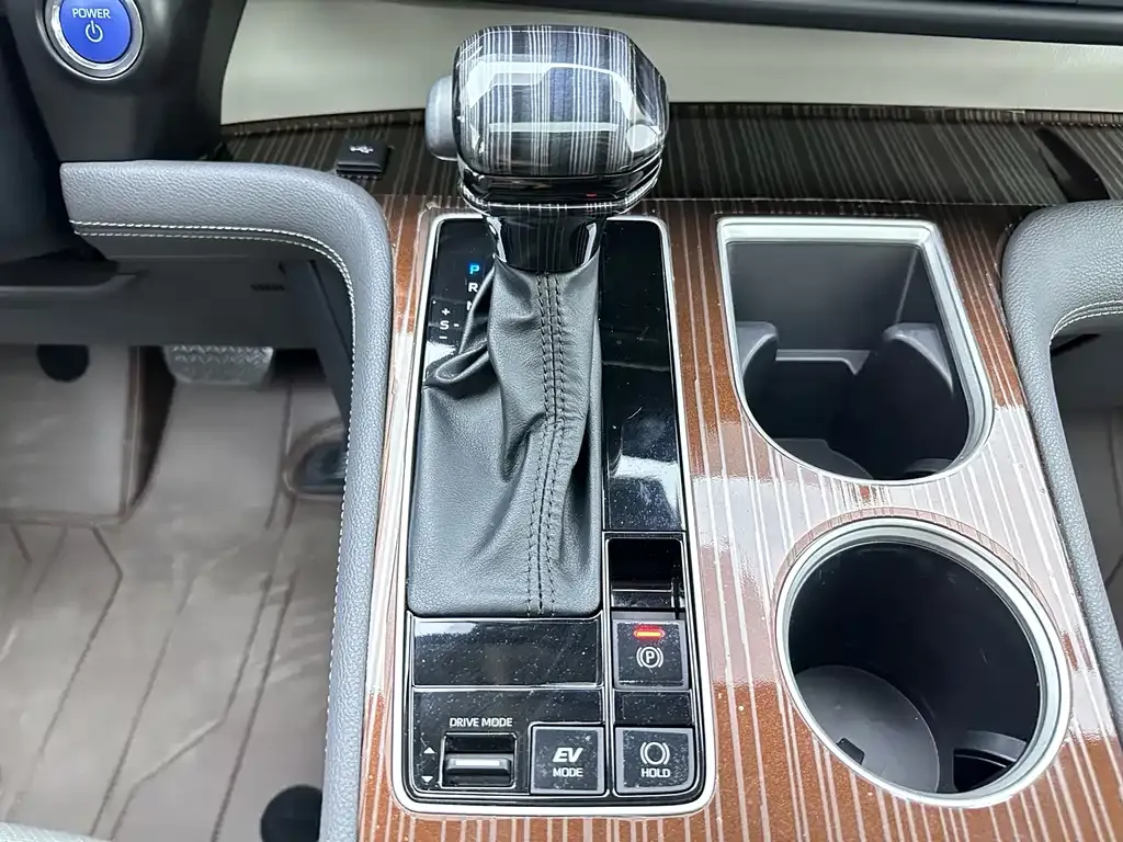 Toyota Granvia — фото 6