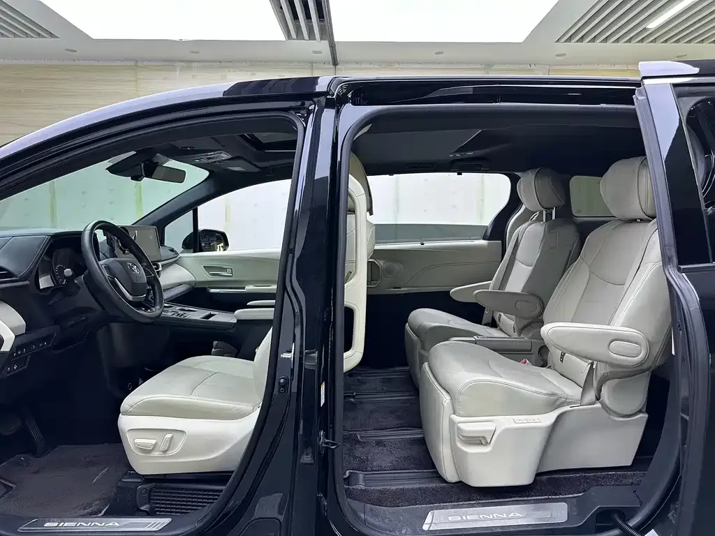 Toyota Sienna — фото 8