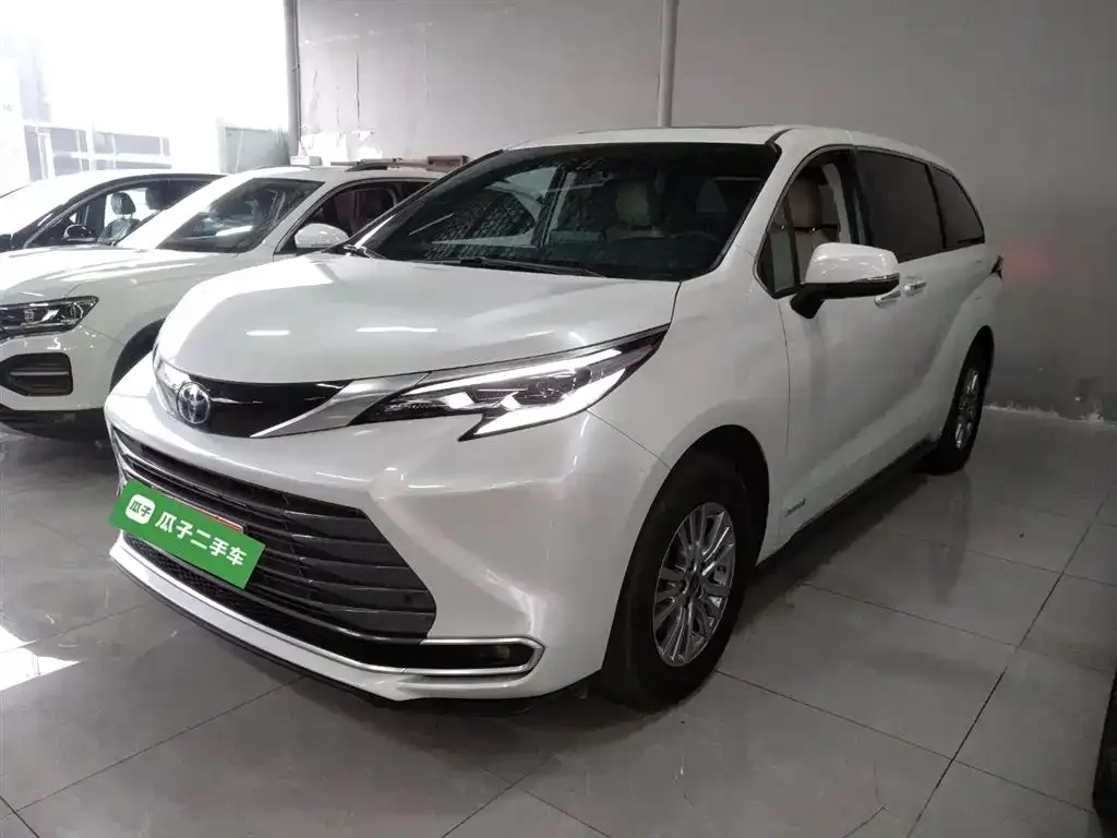 Toyota Sienna — фото 1