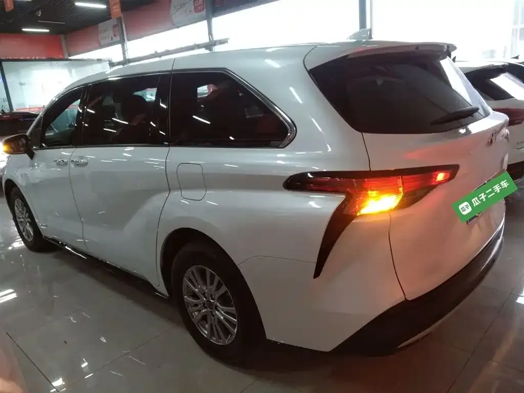 Toyota Sienna — фото 4