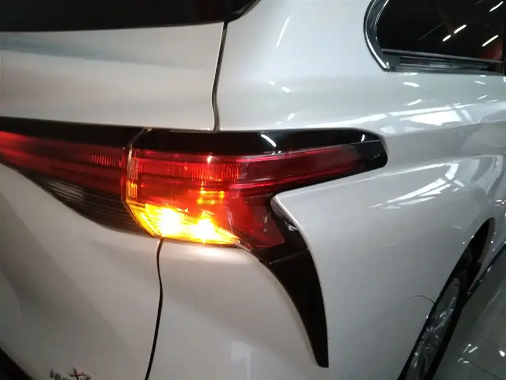 Toyota Sienna — фото 2