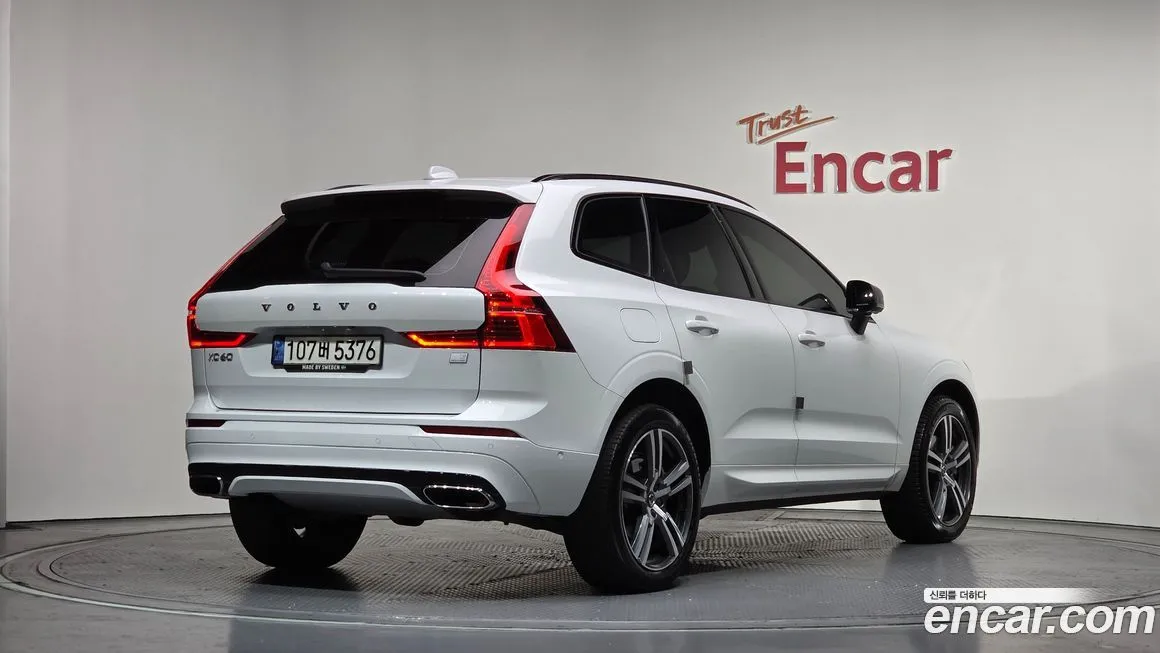 Volvo XC60 — фото 9