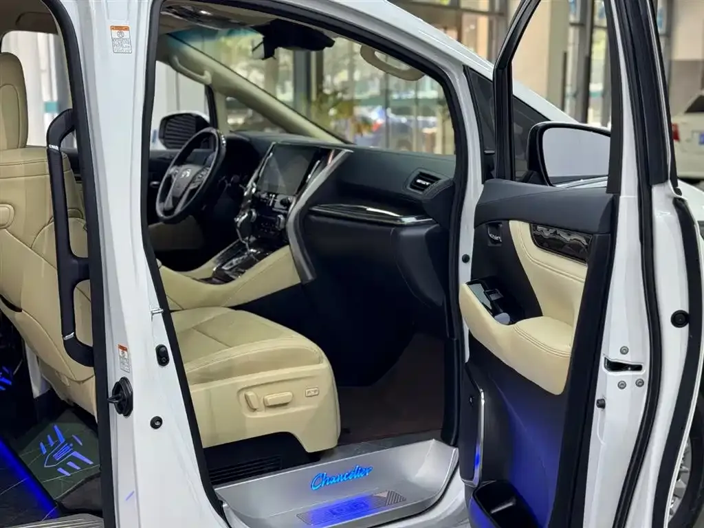 Toyota Alphard — фото 6
