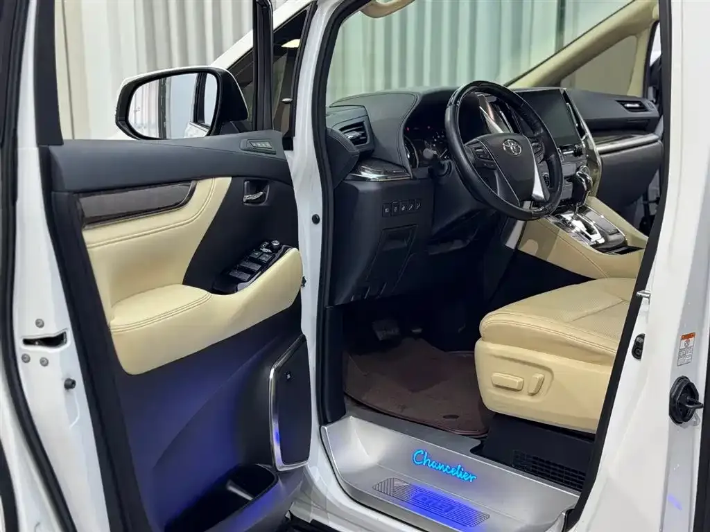 Toyota Alphard — фото 9