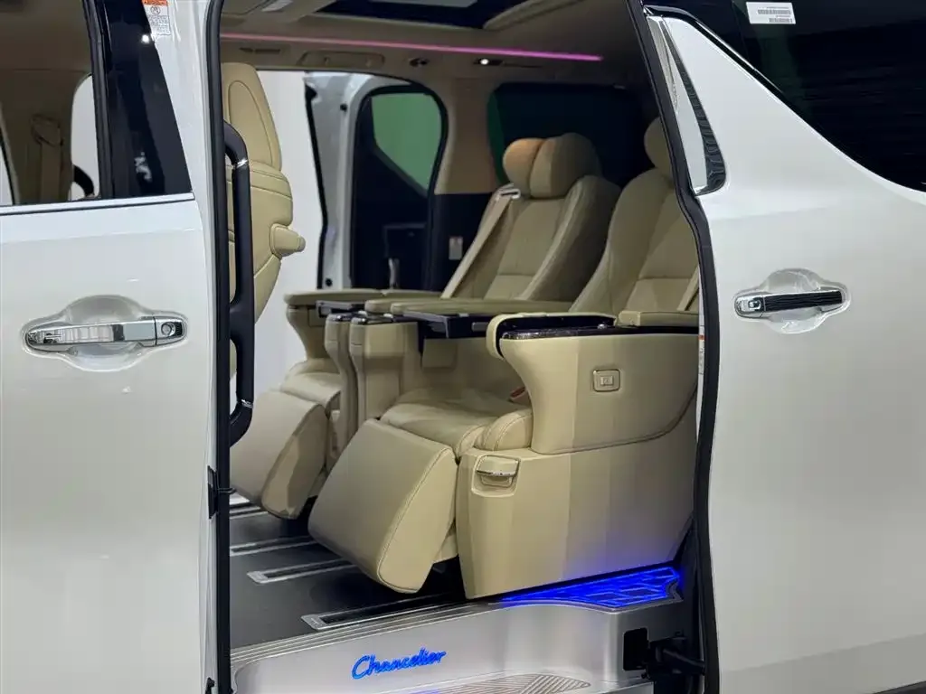 Toyota Alphard — фото 2