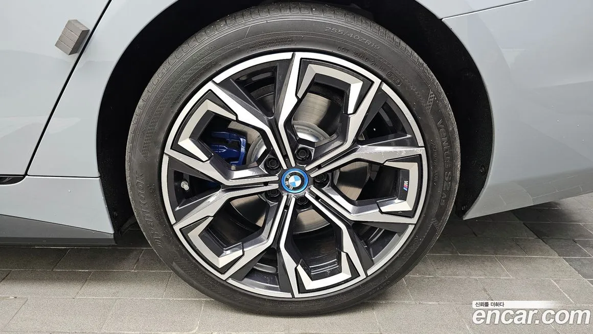 BMW i4 — фото 9