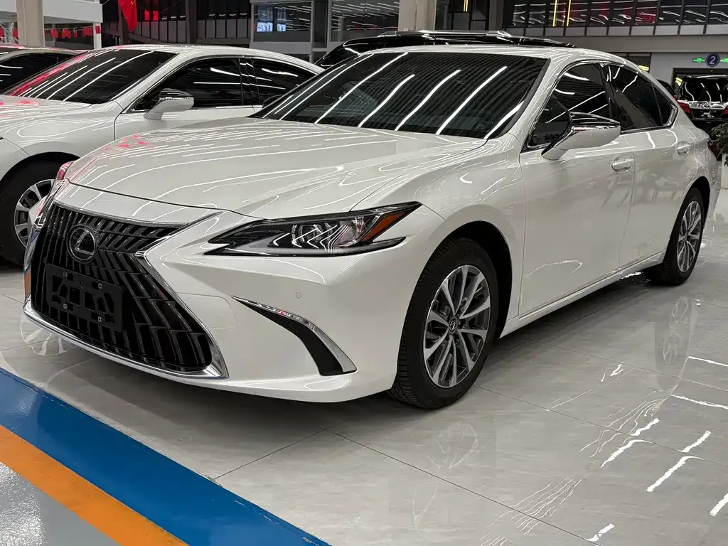 Lexus ES — фото 1