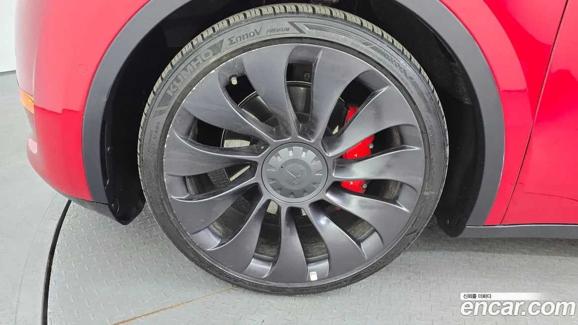 Tesla Model Y — фото 10
