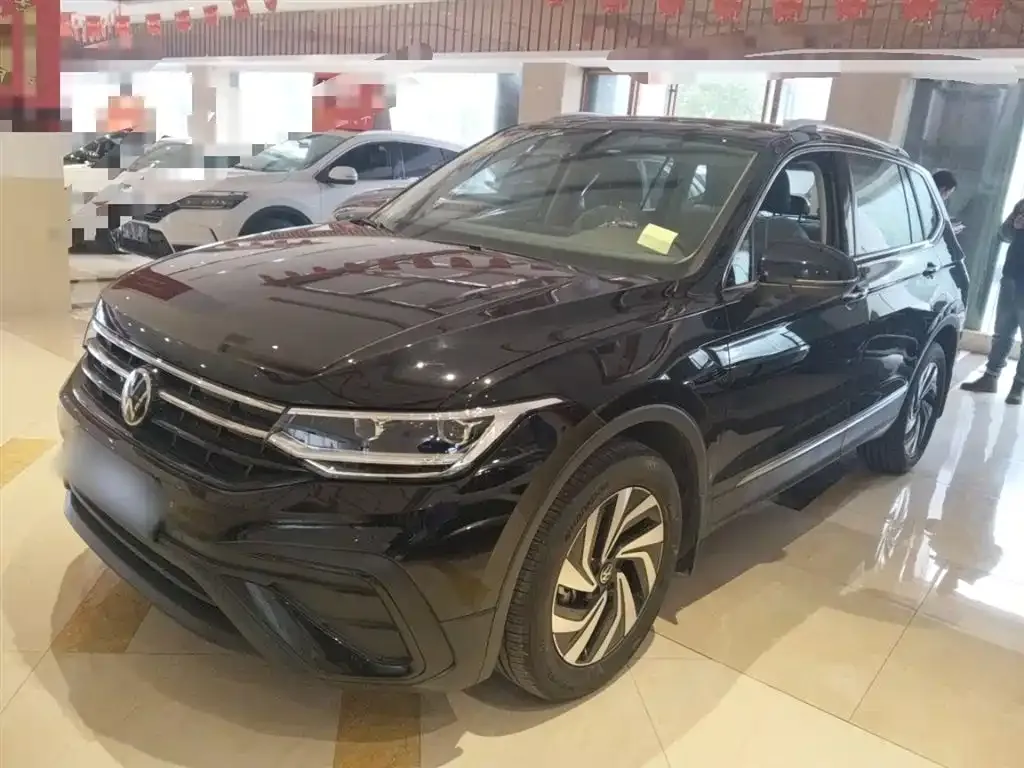 Volkswagen Tiguan L — фото 2