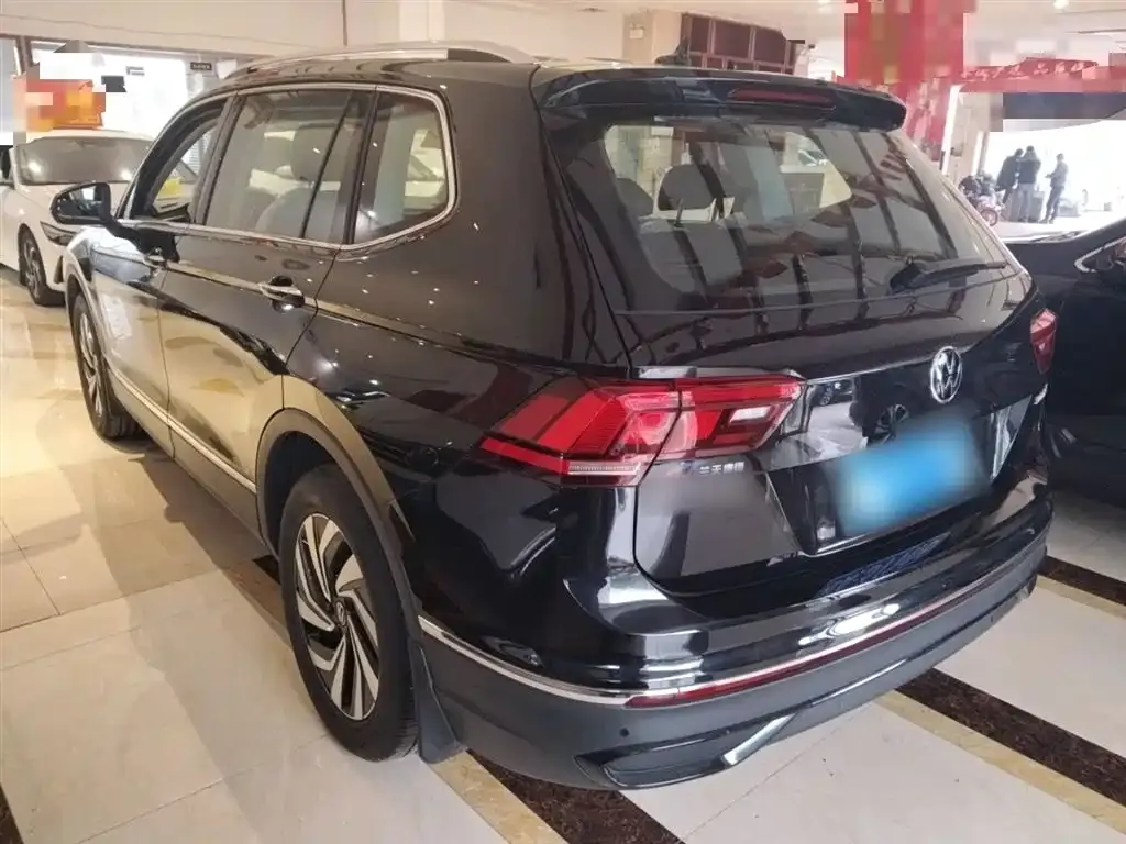 Volkswagen Tiguan L — фото 10