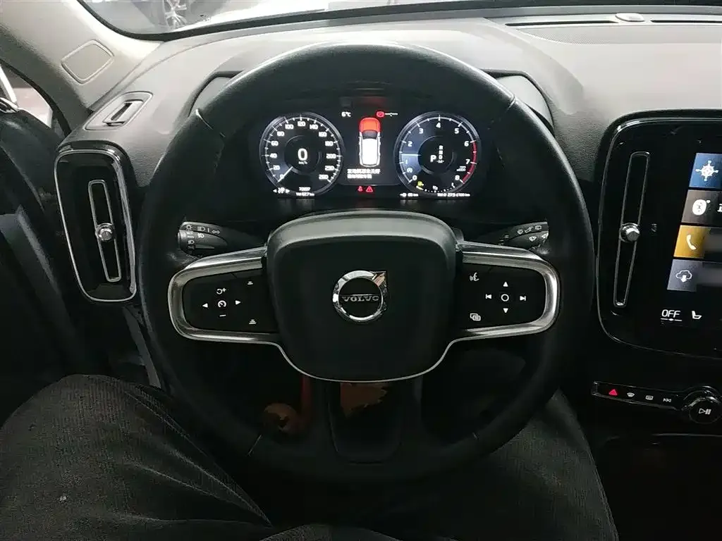 Volvo XC40 — фото 4