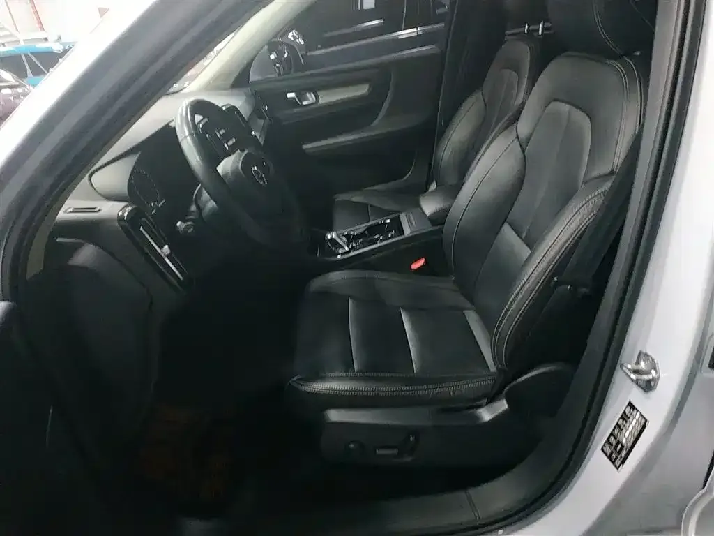 Volvo XC40 — фото 2