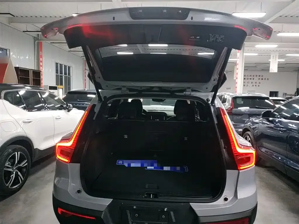 Volvo XC40 — фото 10