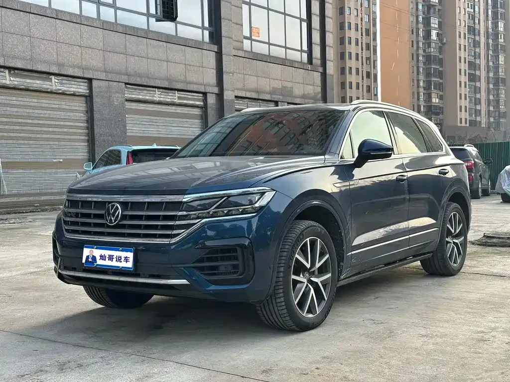 Volkswagen Touareg — фото 1