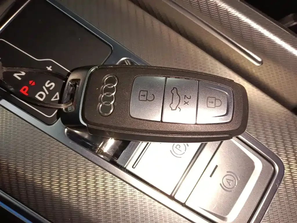 Audi A6L — фото 9