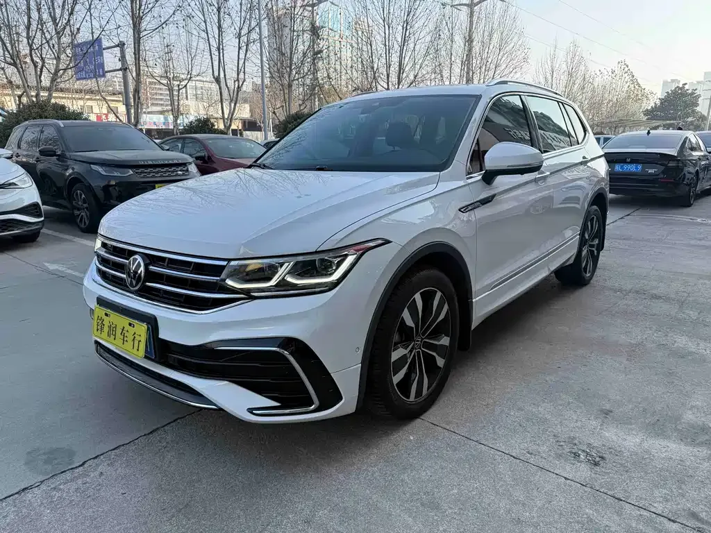 Volkswagen Tiguan L — фото 1