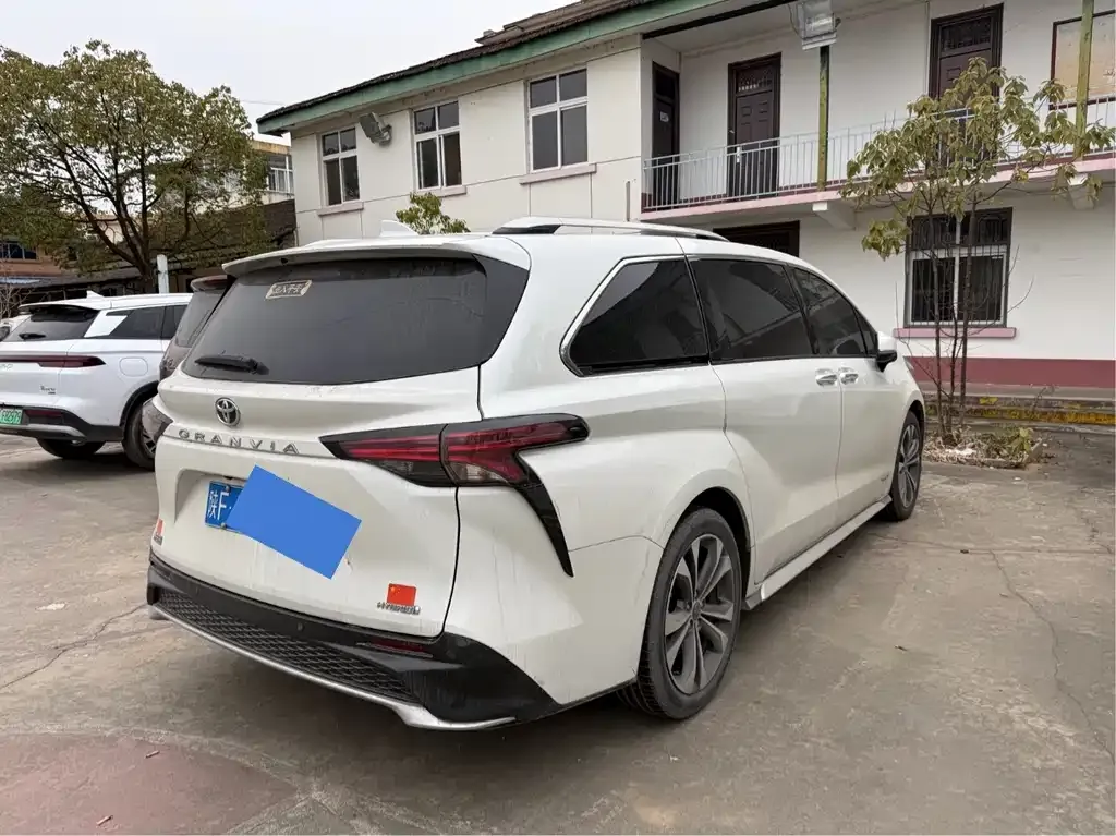 Toyota Granvia — фото 4