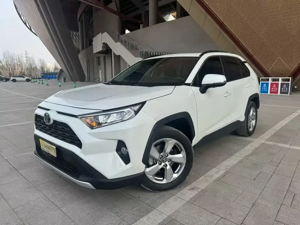 Toyota RAV4 — фото 1
