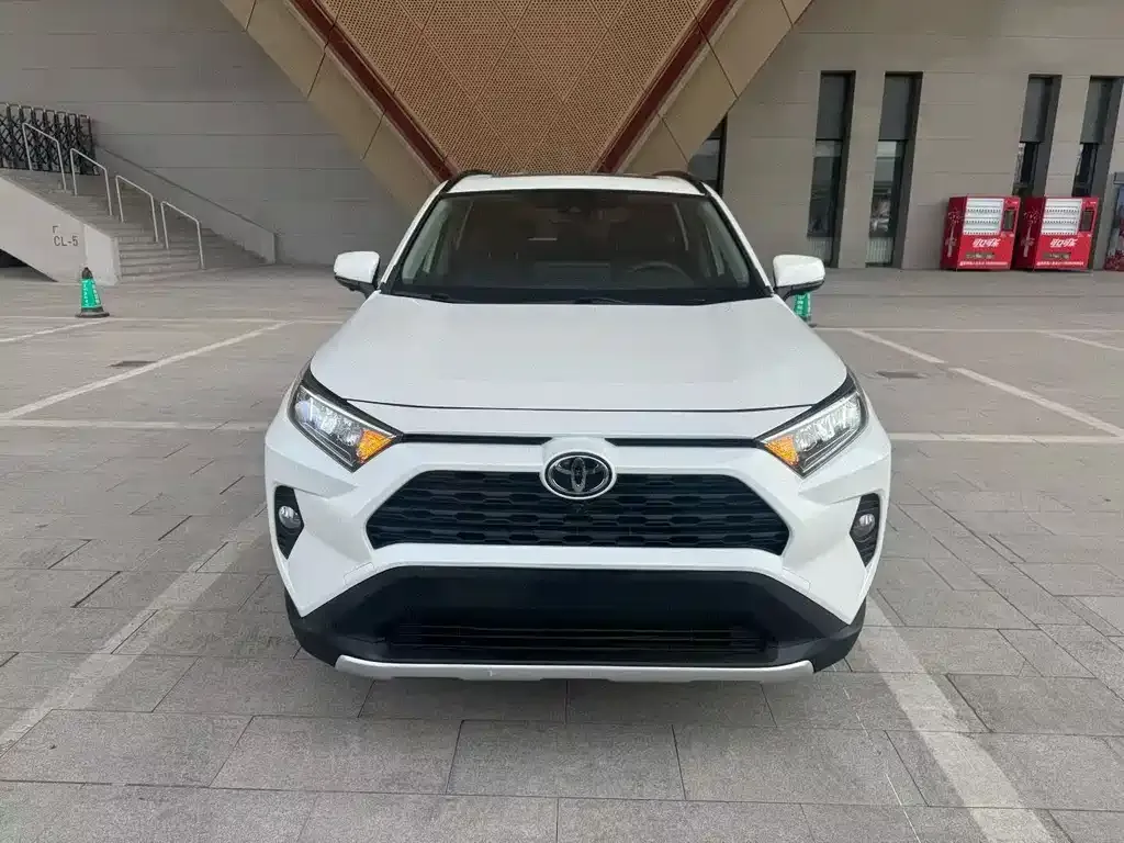 Toyota RAV4 — фото 4