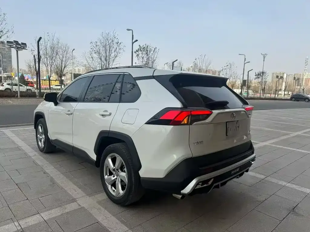 Toyota RAV4 — фото 3