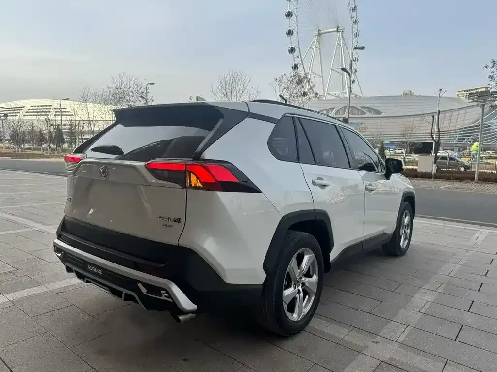 Toyota RAV4 — фото 9