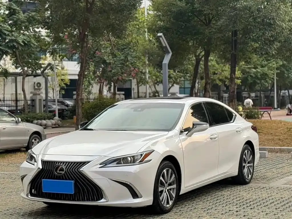 Lexus ES — фото 1