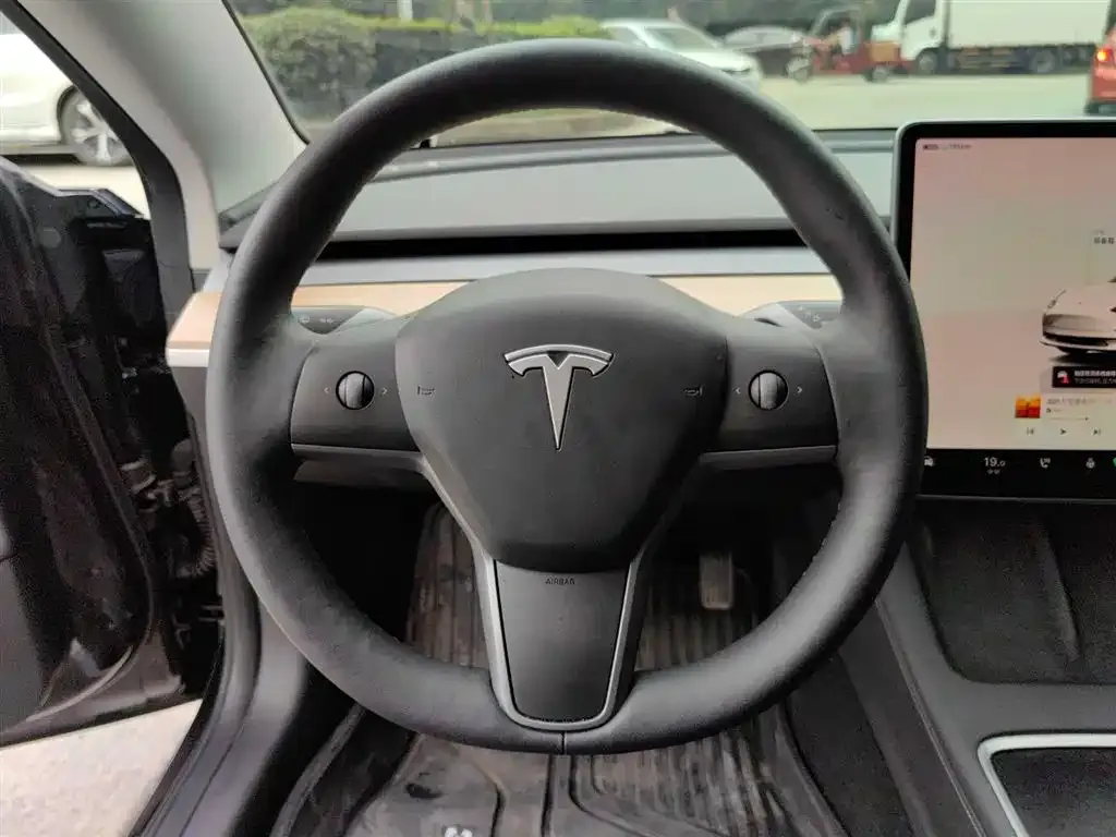 Tesla Model 3 — фото 7