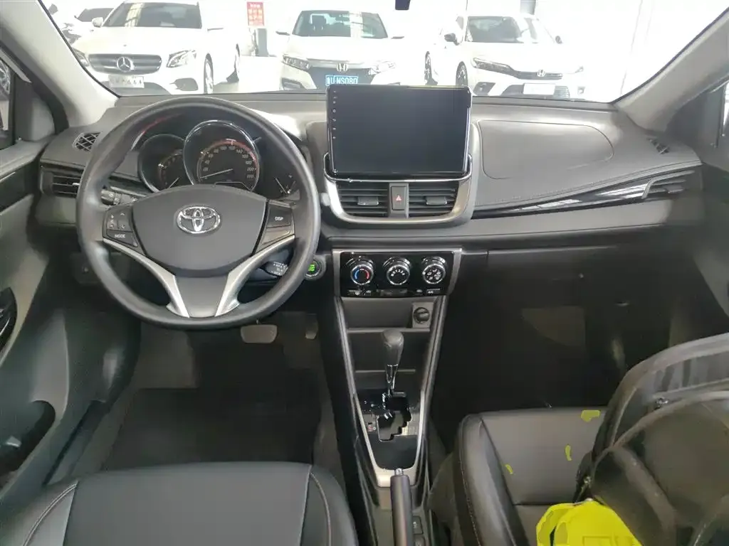 Toyota Yaris L — фото 6