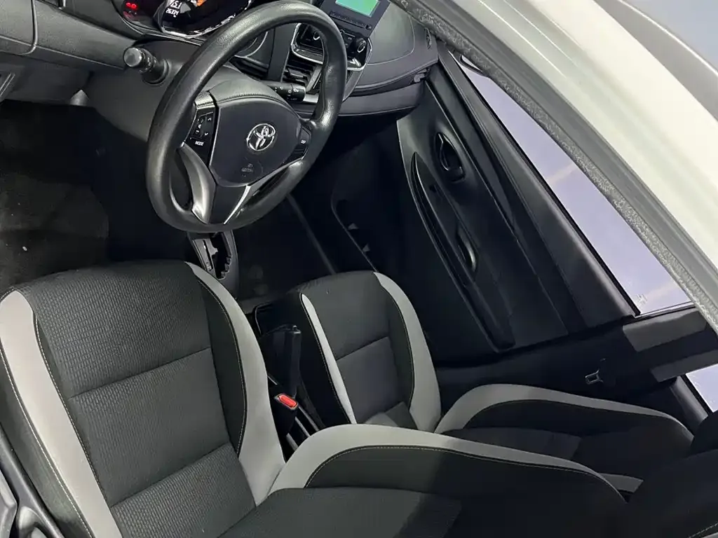 Toyota Yaris L — фото 4