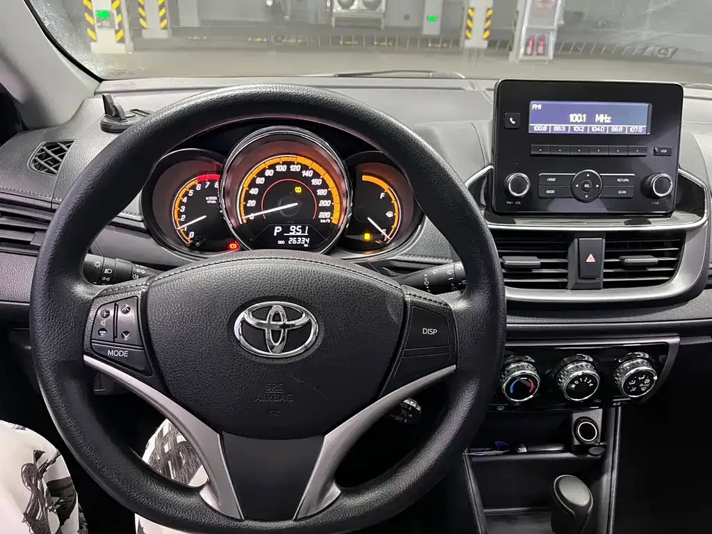 Toyota Yaris L — фото 6