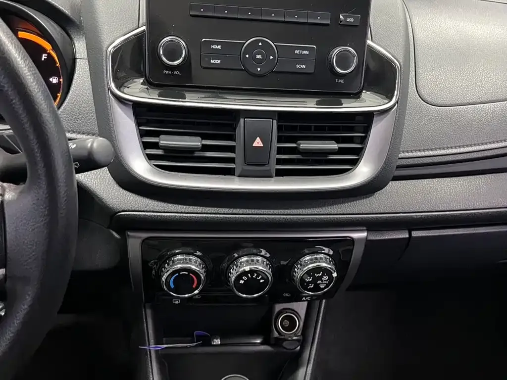 Toyota Yaris L — фото 9