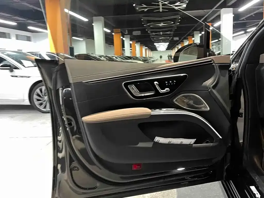 Mercedes-Benz EQS AMG — фото 8