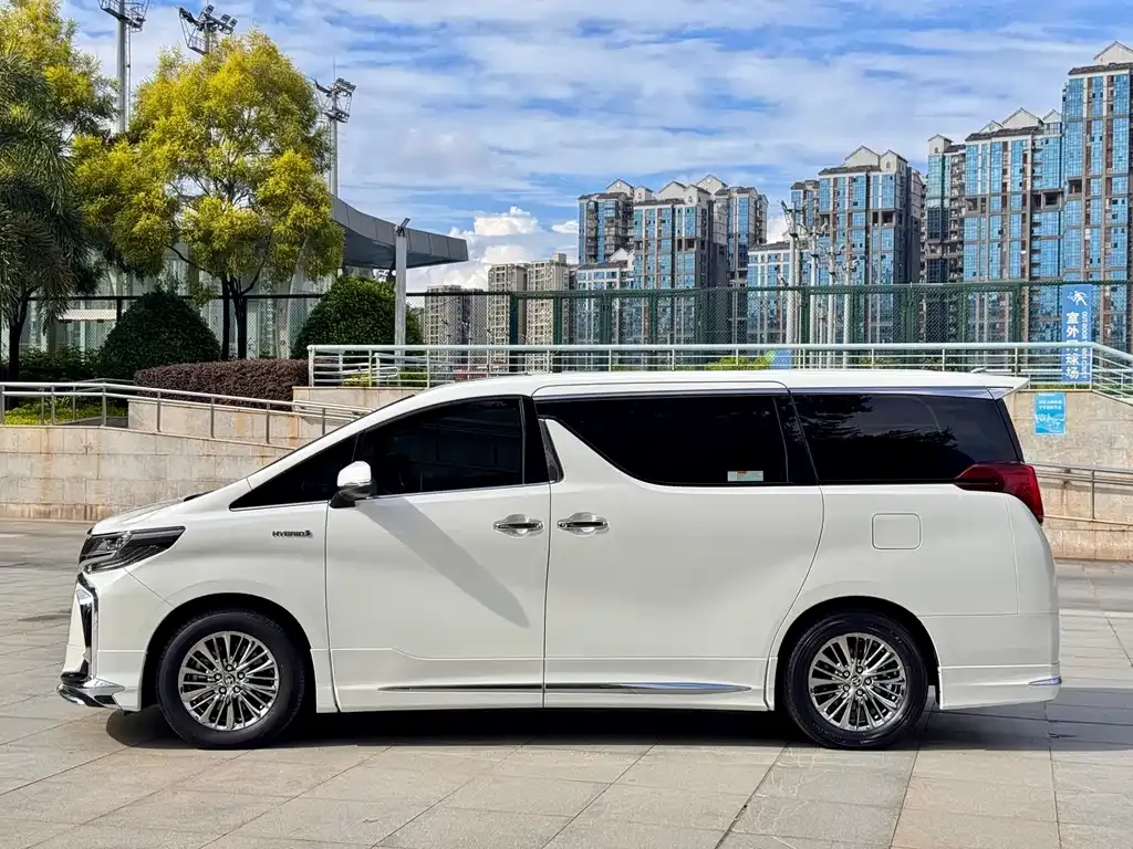Toyota Alphard — фото 3