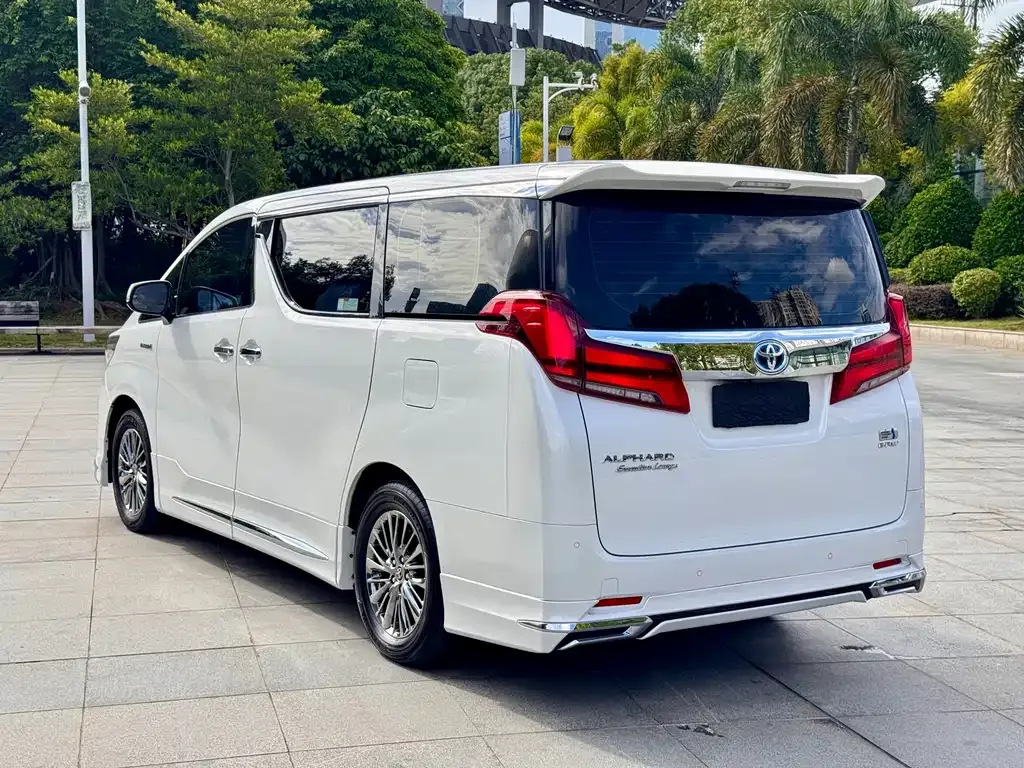 Toyota Alphard — фото 8