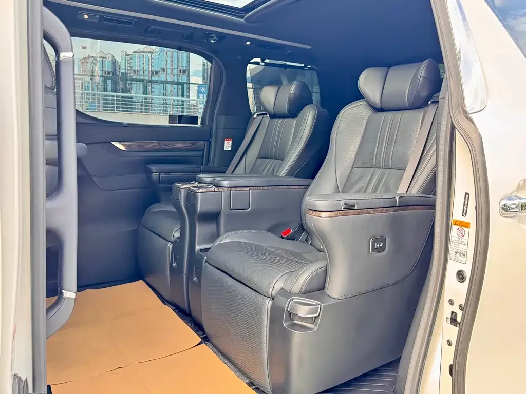 Toyota Alphard — фото 5