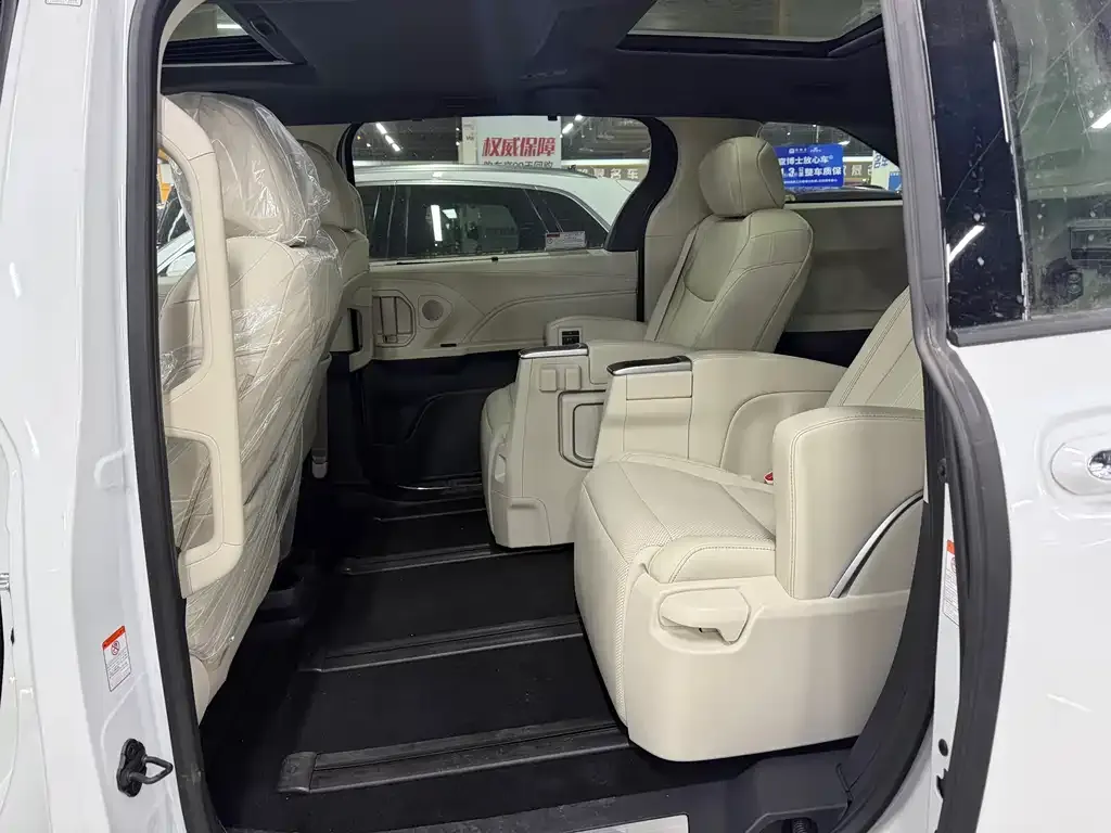 Toyota Granvia — фото 9