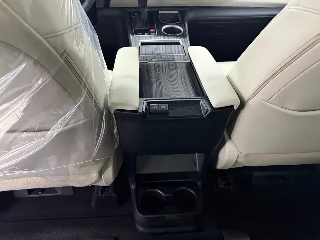 Toyota Granvia — фото 2