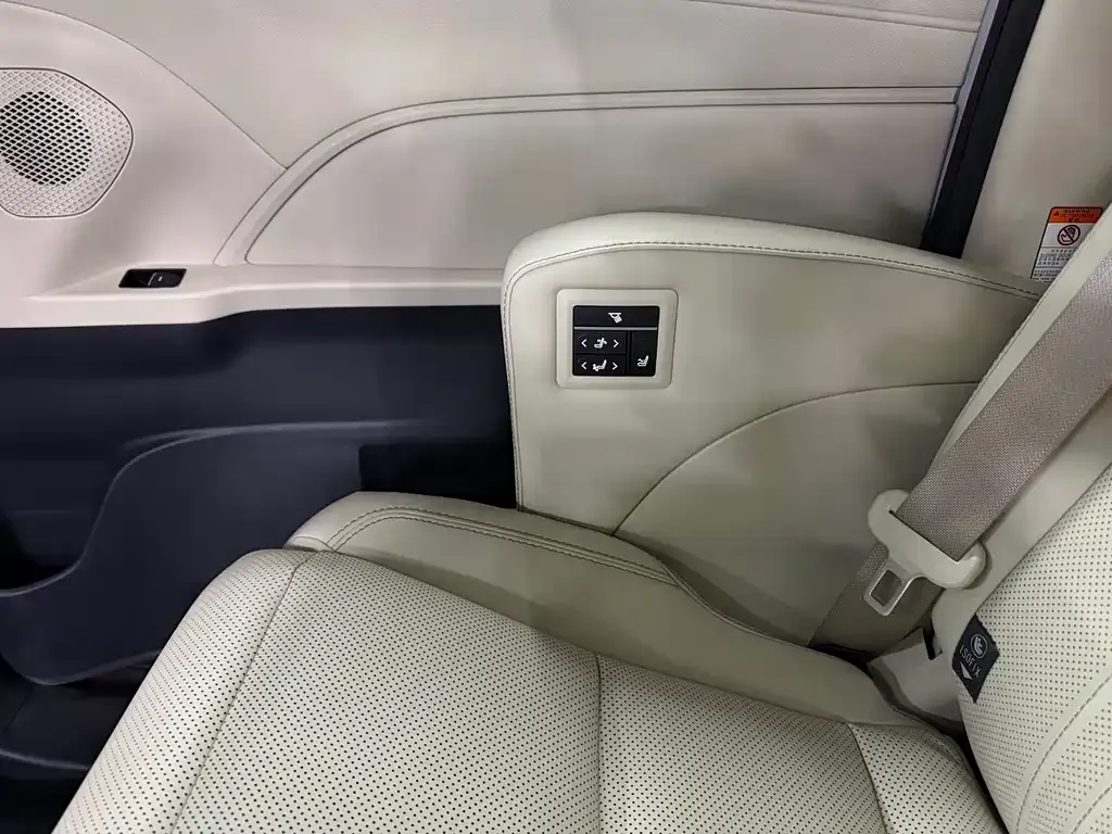 Toyota Granvia — фото 6