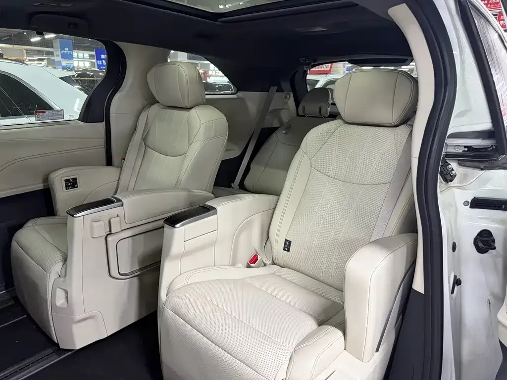 Toyota Granvia — фото 4