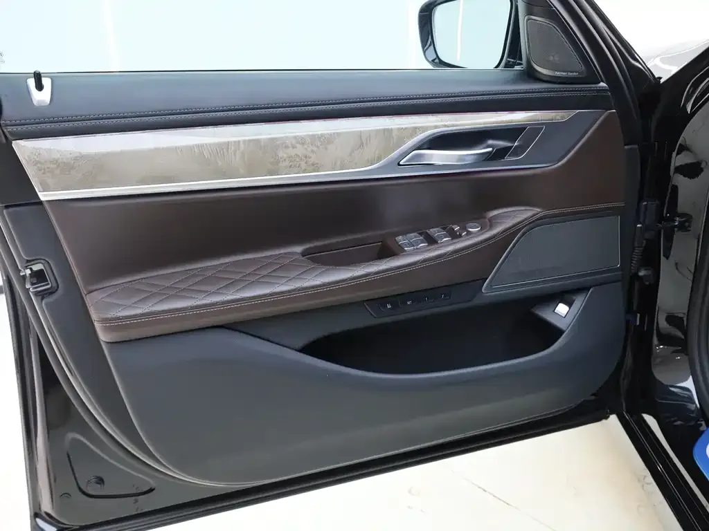 BMW 7 Series — фото 10