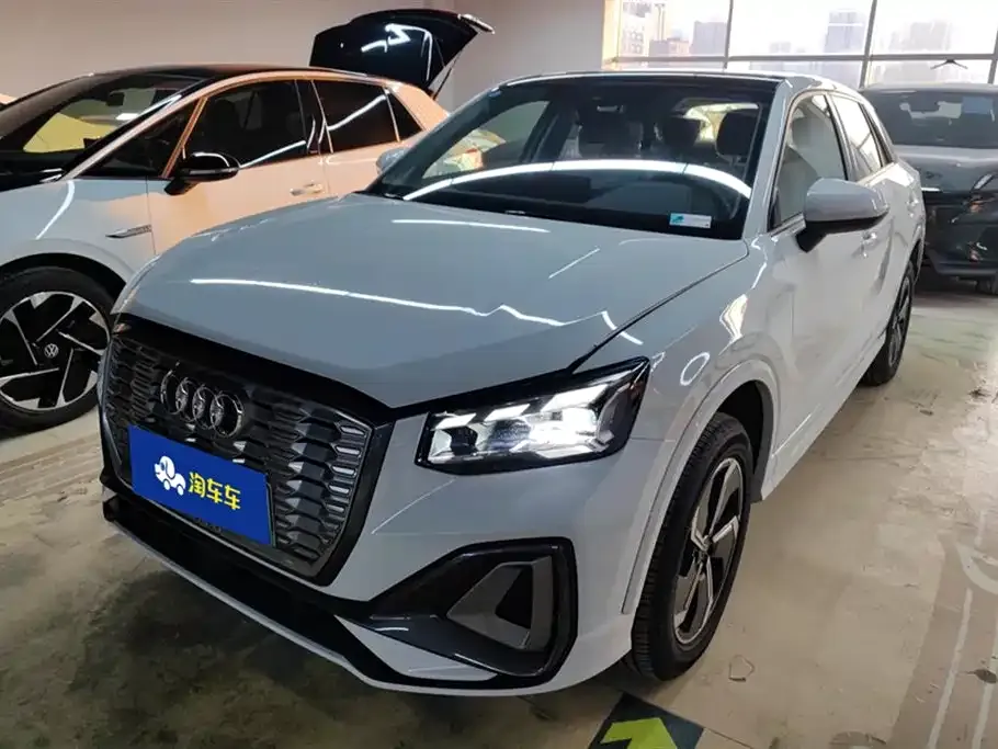 Audi Q2L e-tron — фото 1