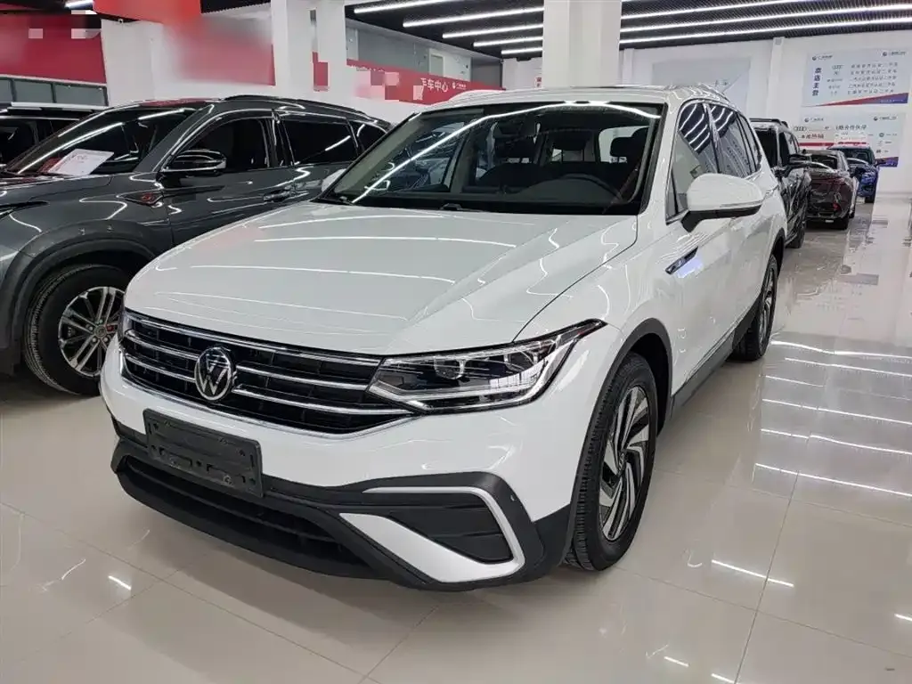 Volkswagen Tiguan L — фото 1