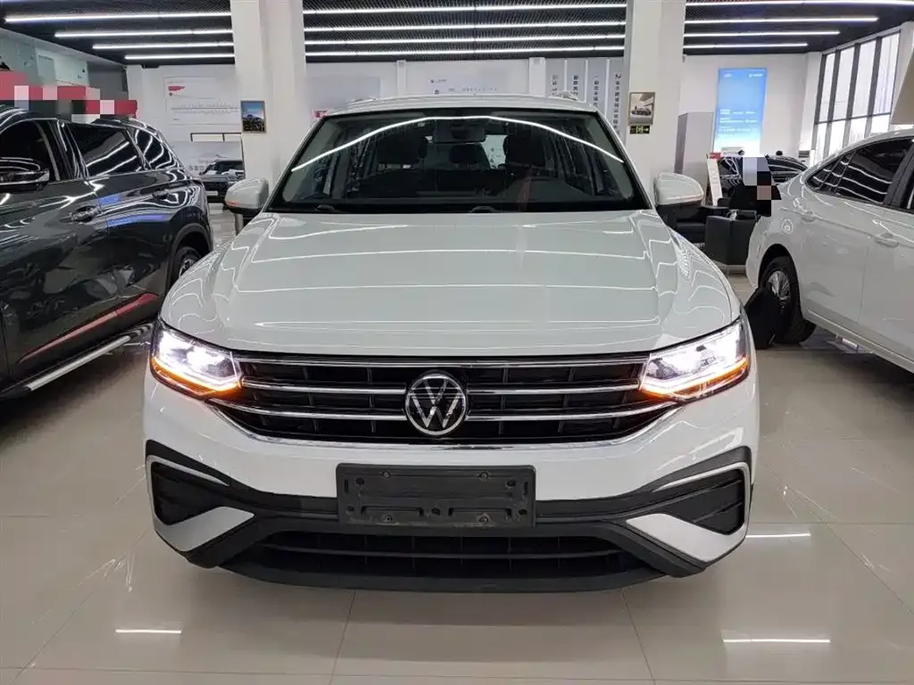 Volkswagen Tiguan L — фото 10