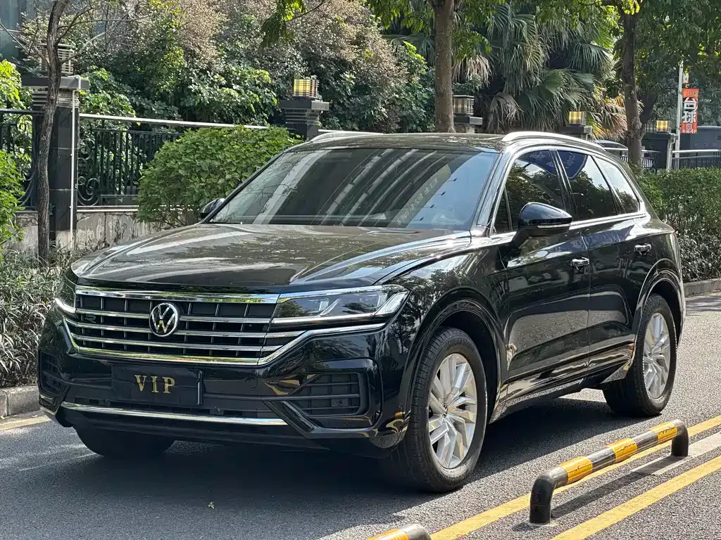 Volkswagen Touareg — фото 1