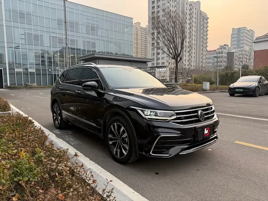 Volkswagen Tiguan L — фото 9