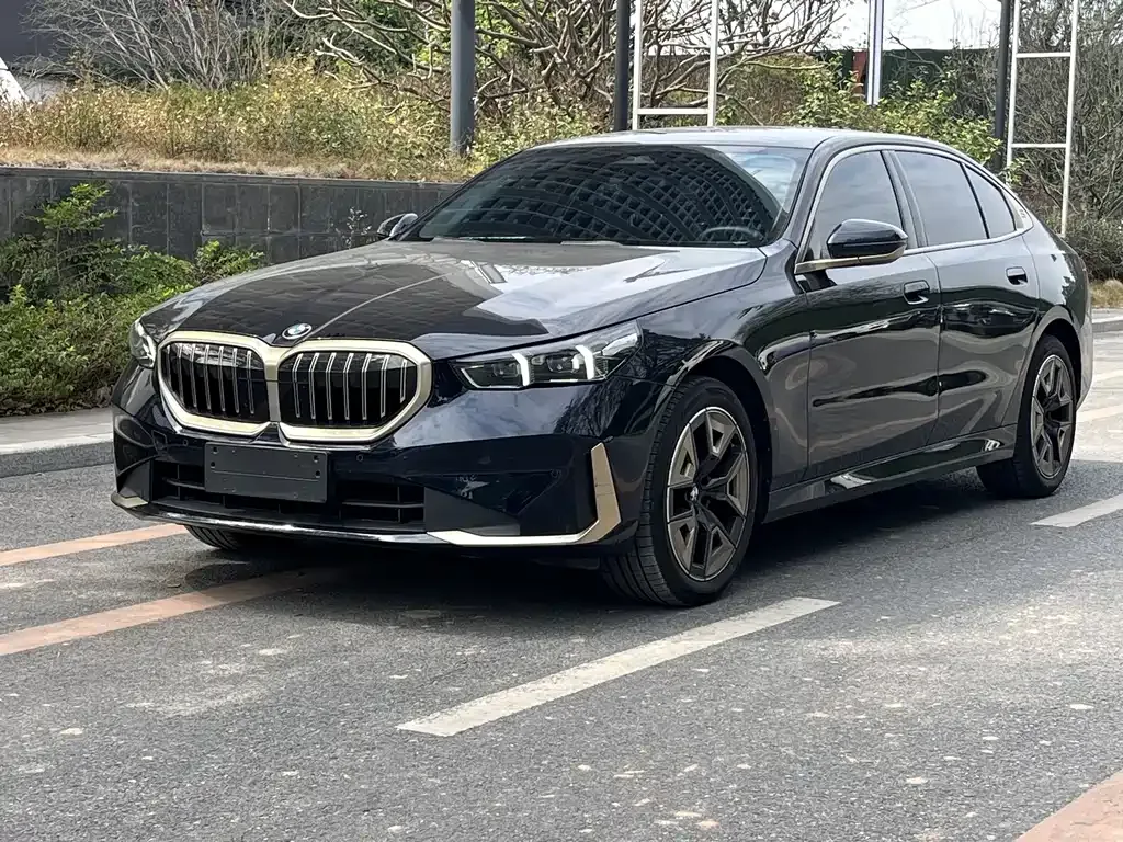 BMW 5 Series — фото 1