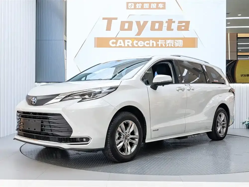 Toyota Sienna — фото 1